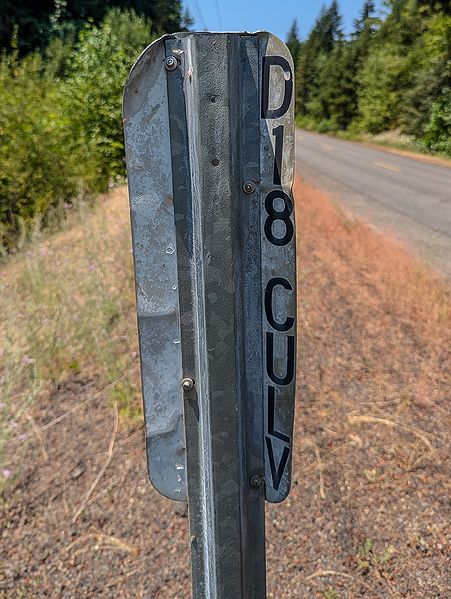 File:2024-07-20 hoodriverco-end-milepost-aluminum-back 193353123.jpg
